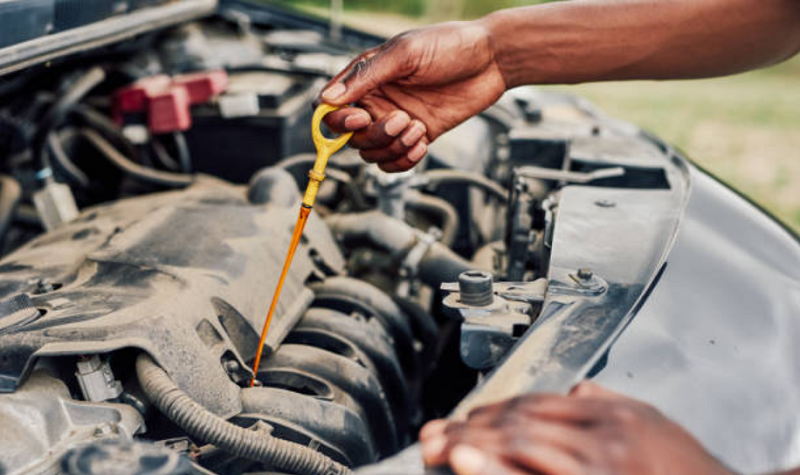 How to manually check the level of engine oil in your vehicle